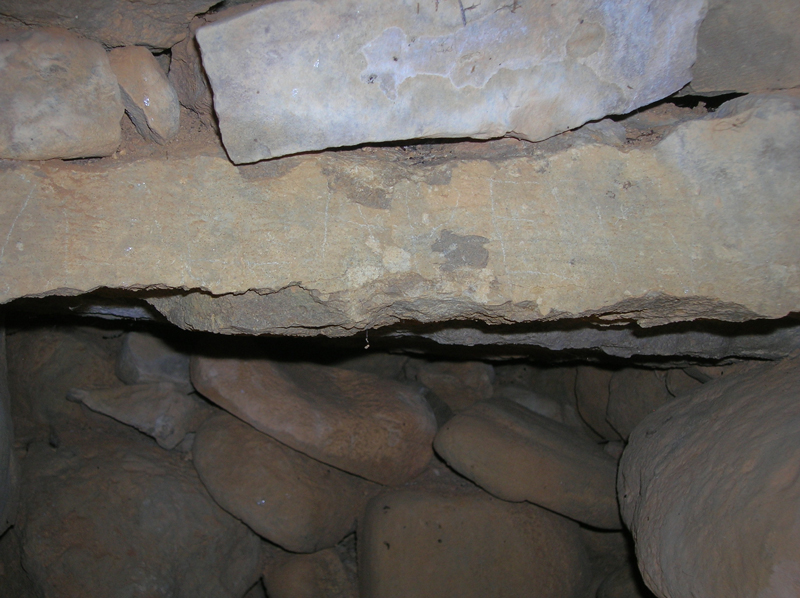 Linteau de la premire niche (voir fig. 11) : des traces de percussion sont visibles sur l'arte.