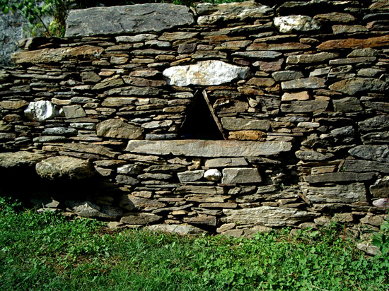  Niche triangulaire en pierre sche  L'oustaou de Josphine, Penens-Haut 48240 SAINT-FREZAL-DE-VENTALON.
