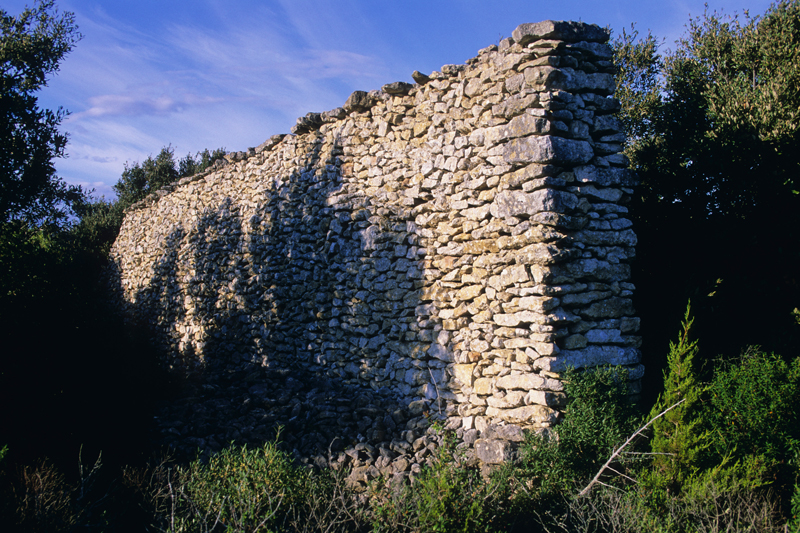 Bonifacio (Corse-du-Sud) : long et haut mur d'enclos. Photo Dominique Repérant.