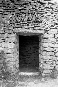 Bonnieux (Vaucluse) : entre couverte par un linteau surmont d'un pseudo arc de dcharge  Christian Lassure