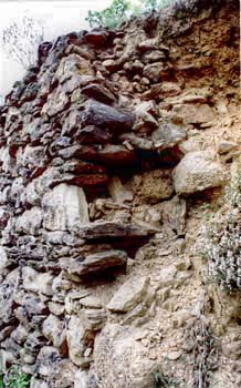 Malbose : brèche dans un mur de schiste © Michel Rouvière