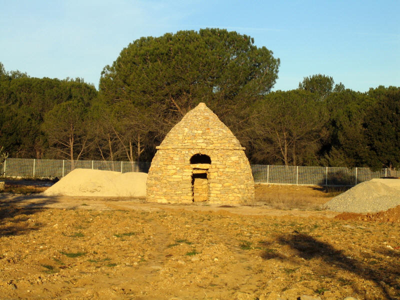 Le cabanon pointu construit par Jean-Marie Barre près de Lunel (Hérault). Photo Jean-Marie Barre.