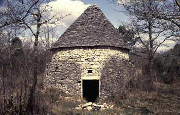 Savignac-les-Eglises (Dordogne) : grande cabane cylindro-conique © François Véber