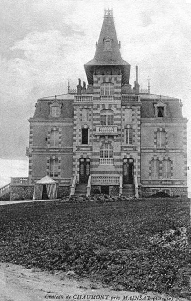 Château de Chaumont à Mainsat / La Serre-Bussière-Vieille (Creuse) : Vue de la façade avant.