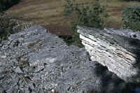 Grande bergerie ruinée à Crayssac (Lot) : vue prise depuis le sommet du "cayrou" d'inclusion © Christian Lassure