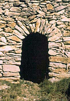 Fitou (Aude) : arc clavé en moellons calcaires sur une entrée © CERAV