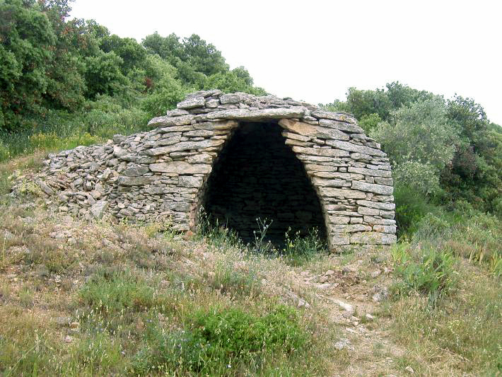 Gordes (Vaucluse), route de Sénanque : pignon-façade d'une remise à l'abandon en 2004.