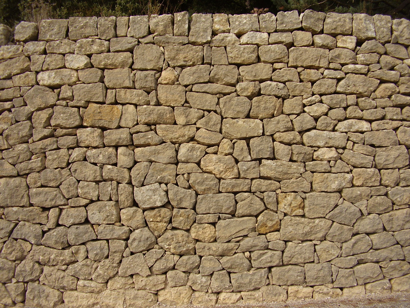 ouques (Bouches-du-Rhone) : mur de soutènement de terrasse. Photo Jean Laffitte.