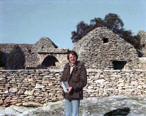 L'auteur devant la partie sud du quartier des Savournins à Gordes (Vaucluse) en décembre 1976 © Christian Lassure