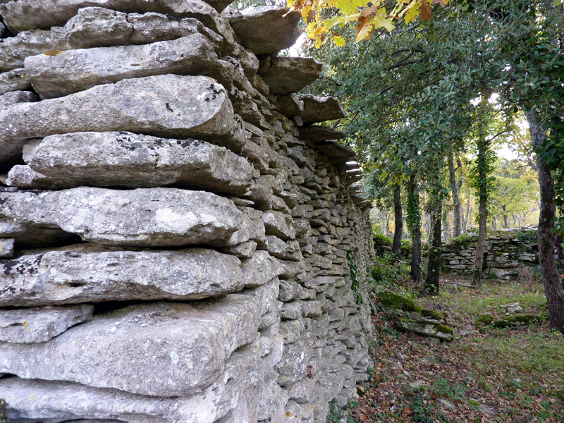 Les Rinardas à Bonnieux (Vaucluse) : mur anti-chapardage d’un enclos-rucher. Photo Jean Laffitte.
