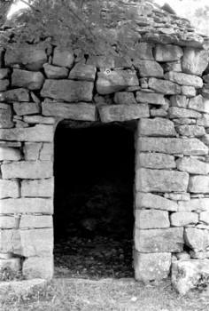 Mane (Alpes-de-Haute-Provence) : bris de linteau ayant entrainé des désordres dans la maçonnerie au dessus; les deux fragments sont soutenus par une barre métallique (1984) © Christian Lassure