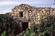 Cabane incorporée dans une muraille au lieu dit Plan Pagnier à Mazan (Vaucluse) © Christian Lassure