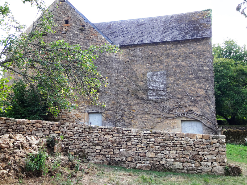 Saint-Bonin-des-Bois, Nièvre : le mur terminé vu dans presque toute sa longueur