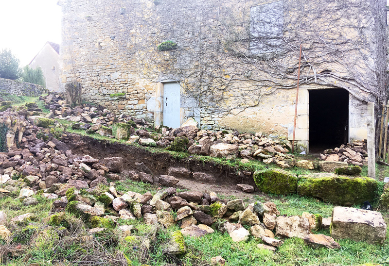 Saint-Bonin-des-Bois, Nièvre : blocs disposés en panneresses dans la tranchée.