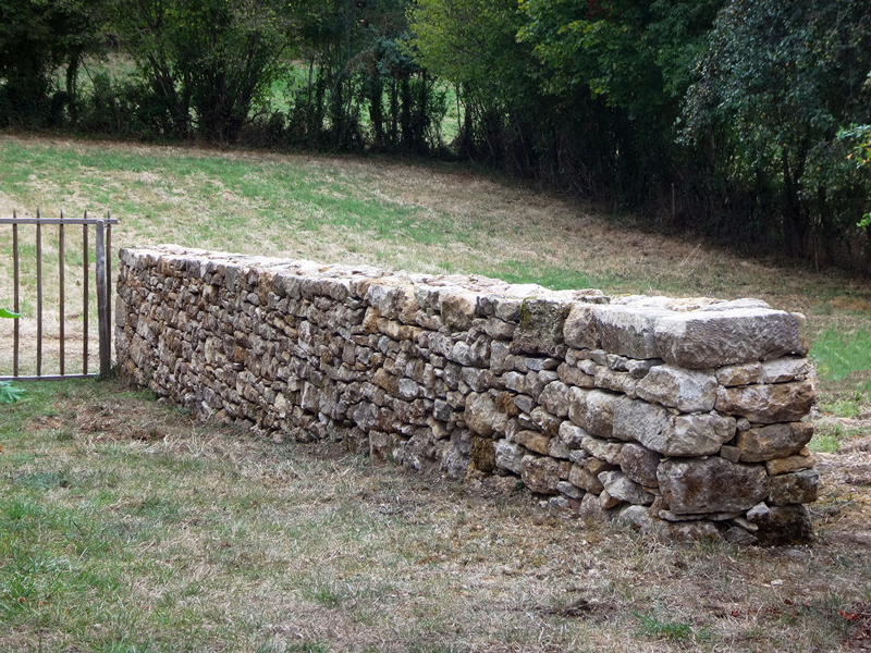 Saint-Bonin-des-Bois, Nièvre : le mur vu depuis le haut de la rampe après restauration
