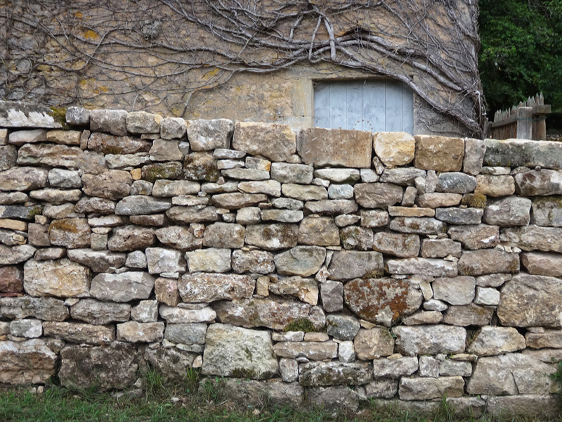 Saint-Bonin-des-Bois, Nièvre : vue du parement du mur côté champ