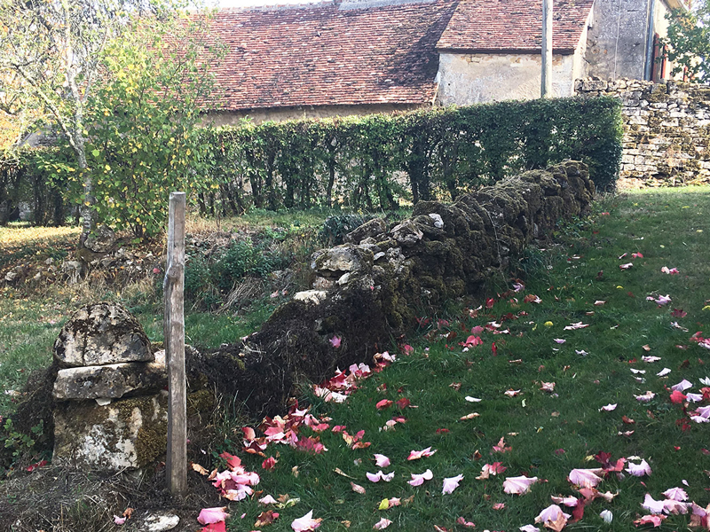 Saint-Bonin-des-Bois, Nièvre : mur de clôture éboulé vu depuis l'aval