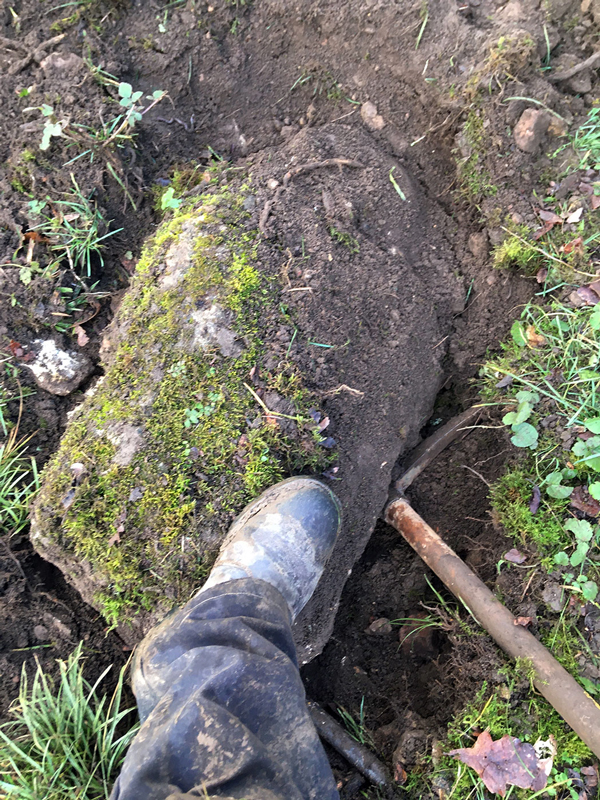 Saint-Bonin-des-Bois, Nièvre : autre gros bloc trouvé dans le mur de clôture éboulé