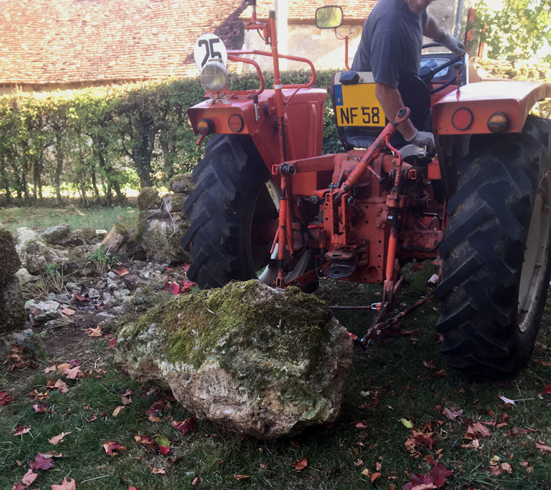 Saint-Bonin-des-Bois, Nièvre : déplacement du plus gros bloc par un tracteur