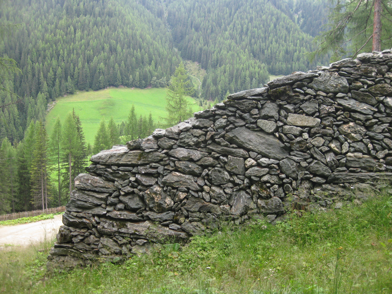 Predoi, dans le Trentin-Haut-Adige, Italie : mur paravalanche de la mine de cuivre de Saint Ignace. Photo Sergio Gnesda.