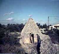 La "capitelle pointue" de Nîmes (Gard) en 1979 (un étai soutient un fragment d'arrière-linteau) © CERAV