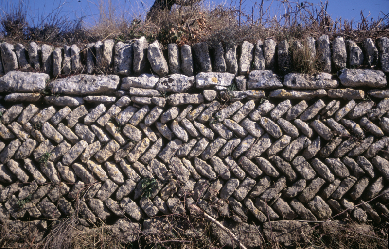 Lieudit Les Fondons à Saignon (Vaucluse) : pan de mur de soutènement à l'appareil en chevrons. Photo Jean Laffitte.
