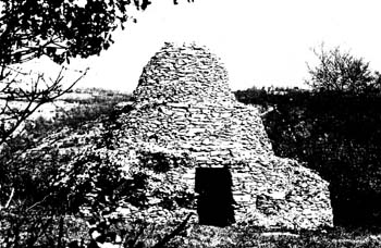 Les Roques à Saint-Vincent-Rives-d'Olt (Lot) : cabane à trois degrés de plan circulaire et avec contreforts (d'après photo Jean-Louis Nespoulous)