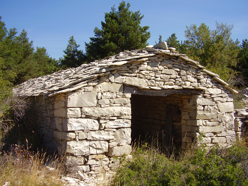 Saumane (Alpes-de-Haute-Provence) : ancienne bergerie à pierre sèche construite en 1889. Photo de Jean Laffitte.