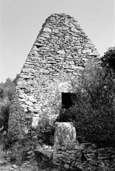 La cabane au couvrement en forme de pyramide à quatre faces planes du chemin de Saint-Maximin à Carrignargues, à Uzès (Gard) © Christian Lassure