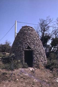 Jols à Uzès (Gard) : cabane en forme d'ogive tronquée arborant le millésime 1804 en sous-face de la dalle fermant le voûte © Christian Lassure