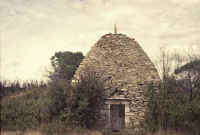 Cabane au couvrement pyramidal curviligne à Uzès (Gard) : façade © Christian Lassure