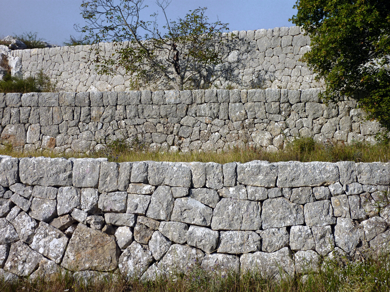 Vence (Alpes-Maritimes) : murs de soutènement de trois terrasses successives. Photo Jean Laffitte.
