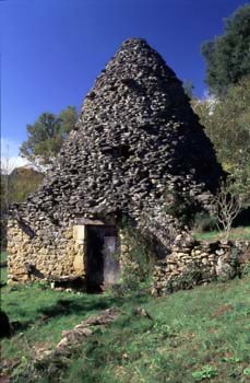 Lieu dit Mazers Hauts à Vitrac (Dordogne) : grande cabane détoiturée, exhibant l'extrados irrégulier de sa voûte © Dominique Repérant 